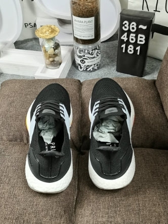 Les baskets Adidas UltraBoost 21 Femme.
Connues pour leur technologie de pointe et leur design moderne, sont un choix incontournable pour les coureuses et les amateurs de sport.