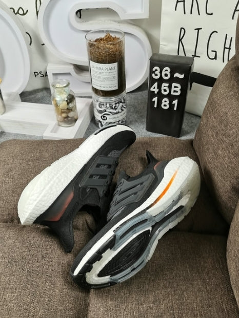 Les baskets Adidas UltraBoost 21 Femme.
Connues pour leur technologie de pointe et leur design moderne, sont un choix incontournable pour les coureuses et les amateurs de sport.