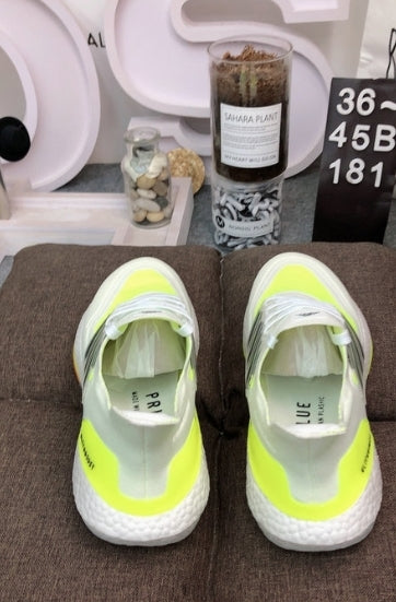 Les baskets Adidas UltraBoost 21 Femme.
Connues pour leur technologie de pointe et leur design moderne, sont un choix incontournable pour les coureuses et les amateurs de sport.