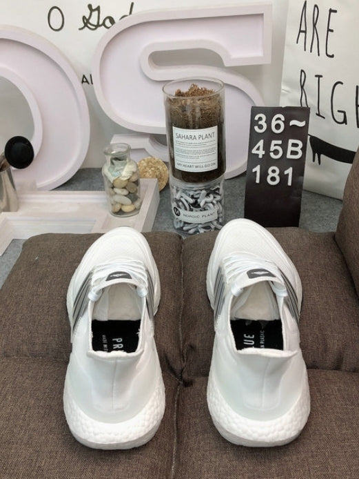 Les baskets Adidas UltraBoost 21 Femme.
Connues pour leur technologie de pointe et leur design moderne, sont un choix incontournable pour les coureuses et les amateurs de sport.