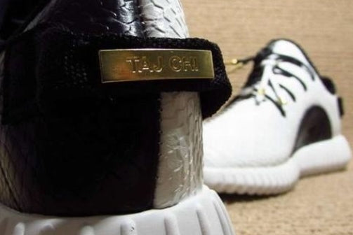 Les baskets Adidas Yeezy 350 Boost Pink Femme, issues de la collaboration entre Adidas et Kanye West, sont emblématiques pour leur design audacieux et leur confort inégalé.