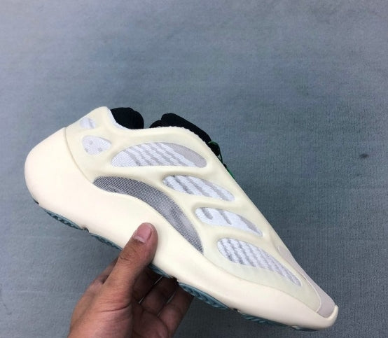 Les Yeezy 700 V3 femme sont des pièces maîtresses de la mode. Depuis leur introduction.
Elles ont conquis les amateurs de mode grâce à leur esthétique audacieuse et leurs innovations techniques.