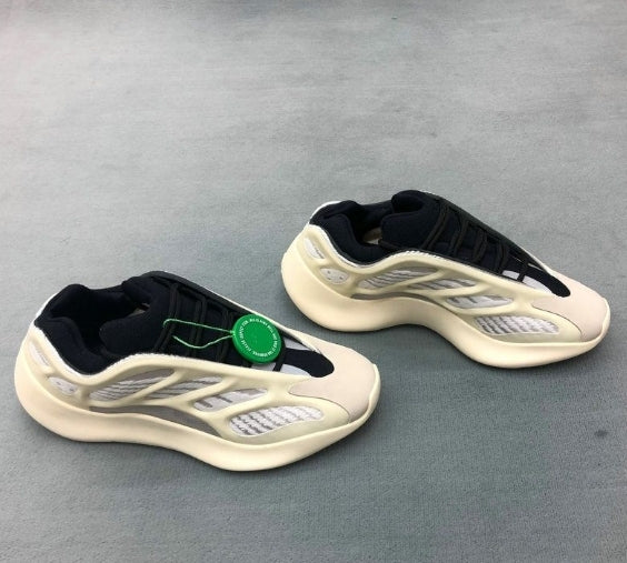 Les Yeezy 700 V3 femme sont des pièces maîtresses de la mode. Depuis leur introduction.
Elles ont conquis les amateurs de mode grâce à leur esthétique audacieuse et leurs innovations techniques.