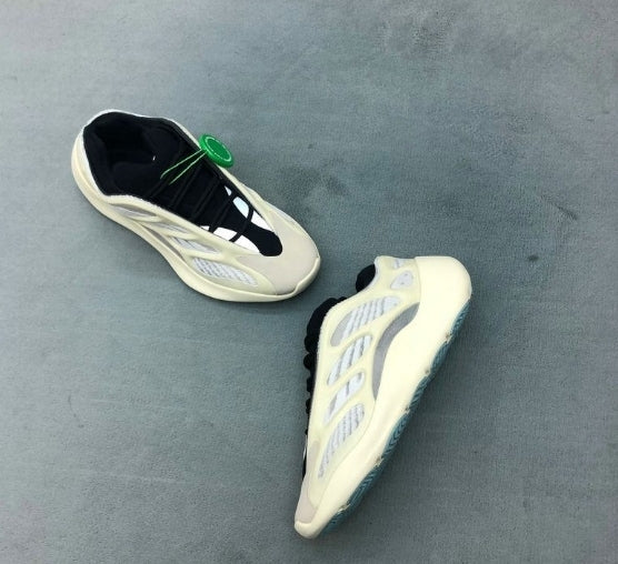 Les Yeezy 700 V3 femme sont des pièces maîtresses de la mode. Depuis leur introduction.
Elles ont conquis les amateurs de mode grâce à leur esthétique audacieuse et leurs innovations techniques.