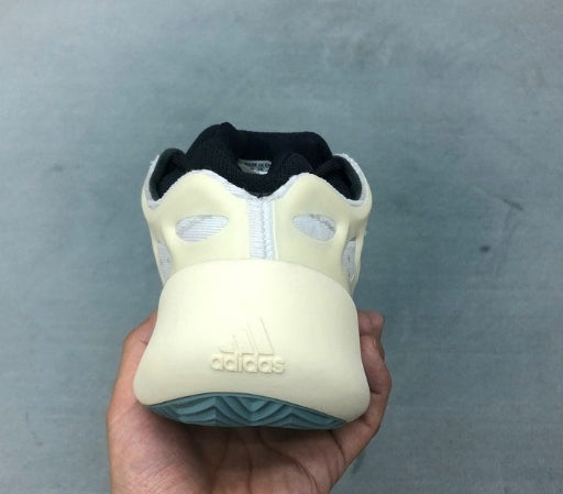 Les Yeezy 700 V3 femme sont des pièces maîtresses de la mode. Depuis leur introduction.
Elles ont conquis les amateurs de mode grâce à leur esthétique audacieuse et leurs innovations techniques.