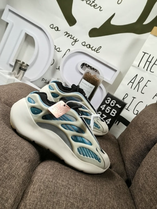 Les Yeezy 700 V3 femme sont des pièces maîtresses de la mode. Depuis leur introduction.
Elles ont conquis les amateurs de mode grâce à leur esthétique audacieuse et leurs innovations techniques.
