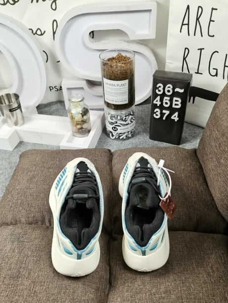 Les Yeezy 700 V3 femme sont des pièces maîtresses de la mode. Depuis leur introduction.
Elles ont conquis les amateurs de mode grâce à leur esthétique audacieuse et leurs innovations techniques.