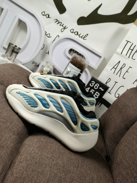 Les Yeezy 700 V3 femme sont des pièces maîtresses de la mode. Depuis leur introduction.
Elles ont conquis les amateurs de mode grâce à leur esthétique audacieuse et leurs innovations techniques.