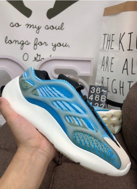 Les Yeezy 700 V3 femme sont des pièces maîtresses de la mode. Depuis leur introduction.
Elles ont conquis les amateurs de mode grâce à leur esthétique audacieuse et leurs innovations techniques.