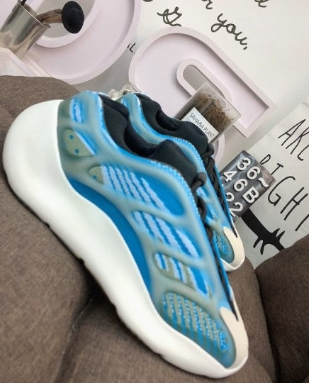 Les Yeezy 700 V3 femme sont des pièces maîtresses de la mode. Depuis leur introduction.
Elles ont conquis les amateurs de mode grâce à leur esthétique audacieuse et leurs innovations techniques.