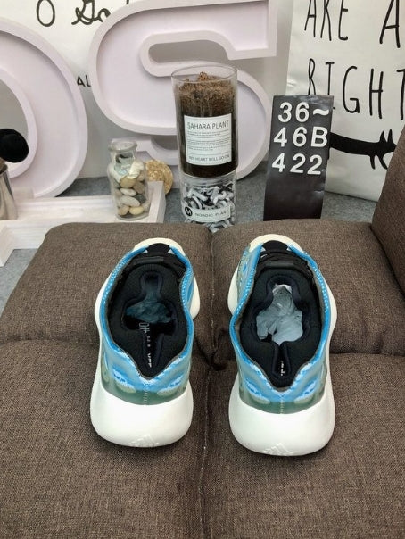 Les Yeezy 700 V3 femme sont des pièces maîtresses de la mode. Depuis leur introduction.
Elles ont conquis les amateurs de mode grâce à leur esthétique audacieuse et leurs innovations techniques.