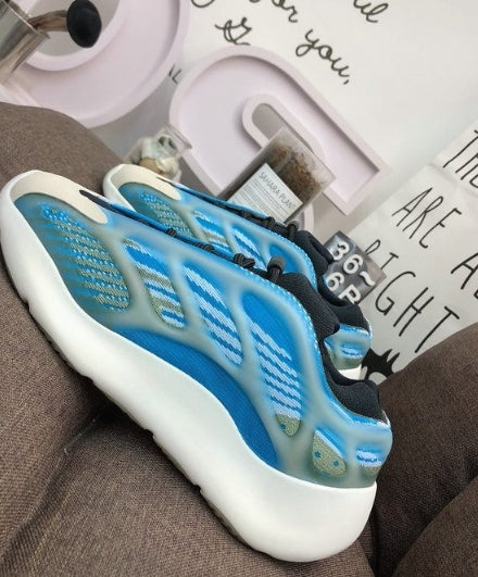 Les Yeezy 700 V3 femme sont des pièces maîtresses de la mode. Depuis leur introduction.
Elles ont conquis les amateurs de mode grâce à leur esthétique audacieuse et leurs innovations techniques.