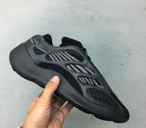 Les Yeezy 700 V3 femme sont des pièces maîtresses de la mode. Depuis leur introduction.
Elles ont conquis les amateurs de mode grâce à leur esthétique audacieuse et leurs innovations techniques.