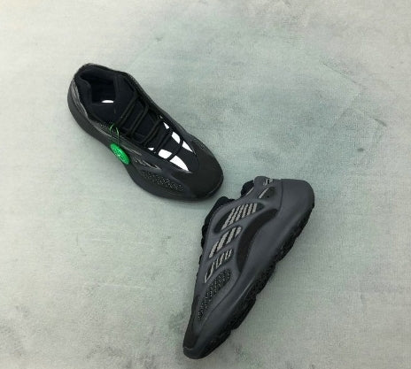 Les Yeezy 700 V3 femme sont des pièces maîtresses de la mode. Depuis leur introduction.
Elles ont conquis les amateurs de mode grâce à leur esthétique audacieuse et leurs innovations techniques.