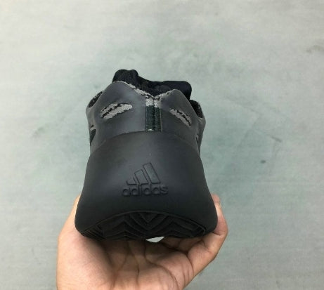 Les Yeezy 700 V3 femme sont des pièces maîtresses de la mode. Depuis leur introduction.
Elles ont conquis les amateurs de mode grâce à leur esthétique audacieuse et leurs innovations techniques.