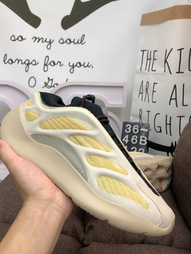 Les Yeezy 700 V3 femme sont des pièces maîtresses de la mode. Depuis leur introduction.
Elles ont conquis les amateurs de mode grâce à leur esthétique audacieuse et leurs innovations techniques.