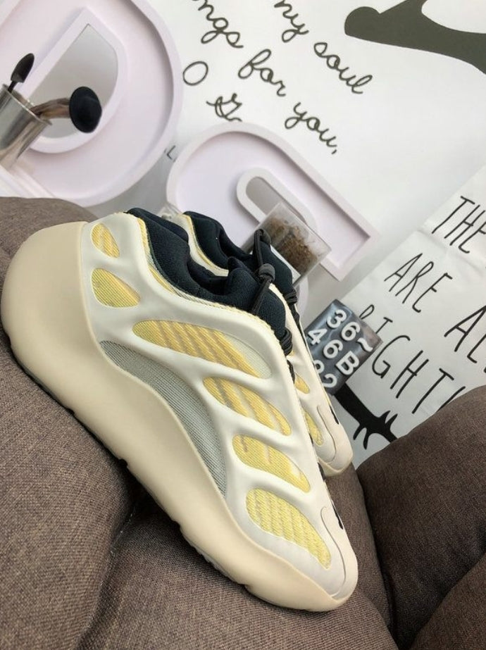Les Yeezy 700 V3 Femme sont des pièces maîtresses de la mode. Depuis leur introduction.
Elles ont conquis les amateurs de mode grâce à leur esthétique audacieuse et leurs innovations techniques.