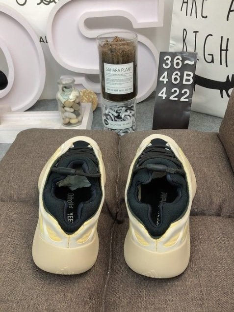 Les Yeezy 700 V3 Femme sont des pièces maîtresses de la mode. Depuis leur introduction.
Elles ont conquis les amateurs de mode grâce à leur esthétique audacieuse et leurs innovations techniques.