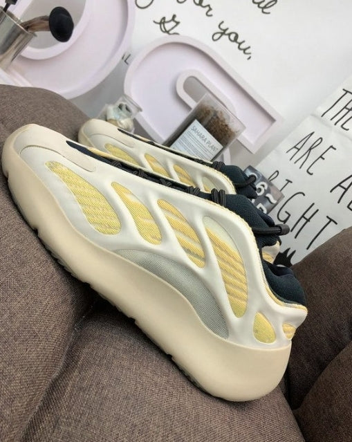 Les Yeezy 700 V3 Femme sont des pièces maîtresses de la mode. Depuis leur introduction.
Elles ont conquis les amateurs de mode grâce à leur esthétique audacieuse et leurs innovations techniques.