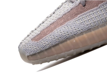Les Adidas Yeezy 350 Boost V2 Mono Mist Femme , entre Adidas et Kanye West, sont emblématiques pour leur design innovant et leur confort inégalé.