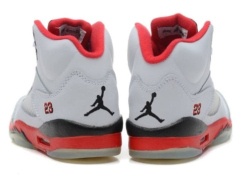 Les baskets Air Jordan 5 Retro (GS) "Oreo" Femme permettent de personnaliser votre style tout en bénéficiant d’un confort supérieur.