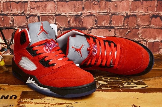 Les baskets Air Jordan 5 Retro (GS) "Oreo" Femme permettent de personnaliser votre style tout en bénéficiant d’un confort supérieur.