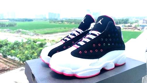Les  baskets  Air Jordan 13 "Love & Respect" (Black and White) Femme permettent de personnaliser votre style tout en bénéficiant d’un confort supérieur.