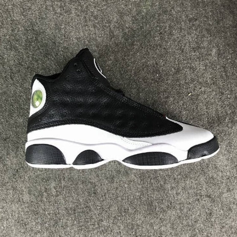 Les  baskets  Air Jordan 13 "Love & Respect" (Black and White) Femme permettent de personnaliser votre style tout en bénéficiant d’un confort supérieur.