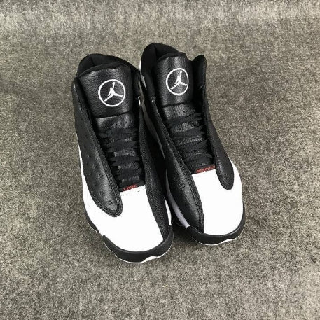 Les  baskets  Air Jordan 13 "Love & Respect" (Black and White) Femme permettent de personnaliser votre style tout en bénéficiant d’un confort supérieur.