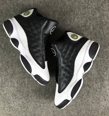 Les  baskets  Air Jordan 13 "Love & Respect" (Black and White) Femme permettent de personnaliser votre style tout en bénéficiant d’un confort supérieur.