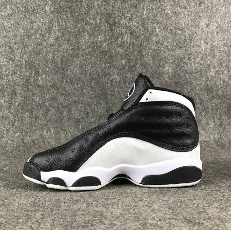 Les  baskets  Air Jordan 13 "Love & Respect" (Black and White) Femme permettent de personnaliser votre style tout en bénéficiant d’un confort supérieur.