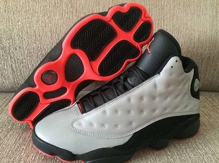 Les  baskets  Air Jordan 13 "Love & Respect" (Black and White) Femme permettent de personnaliser votre style tout en bénéficiant d’un confort supérieur.