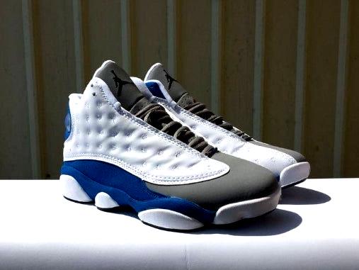 Les  baskets  Air Jordan 13 "Love & Respect" (Black and White) Femme permettent de personnaliser votre style tout en bénéficiant d’un confort supérieur.