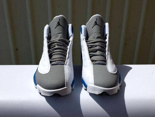 Les  baskets  Air Jordan 13 "Love & Respect" (Black and White) Femme permettent de personnaliser votre style tout en bénéficiant d’un confort supérieur.