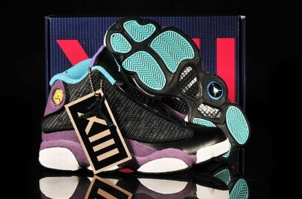 Les  baskets  Air Jordan 13 "Love & Respect" (Black and White) Femme permettent de personnaliser votre style tout en bénéficiant d’un confort supérieur.