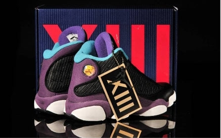 Les  baskets  Air Jordan 13 "Love & Respect" (Black and White) Femme permettent de personnaliser votre style tout en bénéficiant d’un confort supérieur.