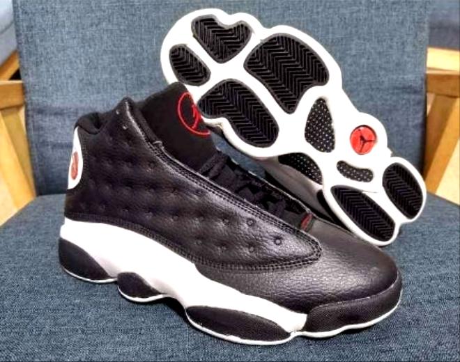Les  baskets  Air Jordan 13 "Love & Respect" (Black and White) Femme permettent de personnaliser votre style tout en bénéficiant d’un confort supérieur.