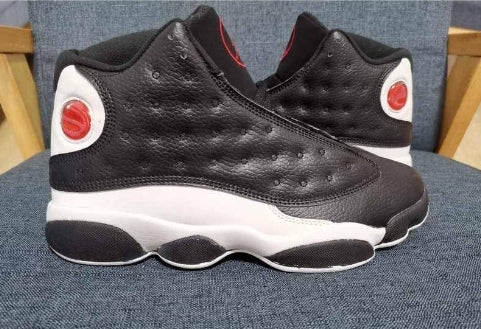Les  baskets  Air Jordan 13 "Love & Respect" (Black and White) Femme permettent de personnaliser votre style tout en bénéficiant d’un confort supérieur.