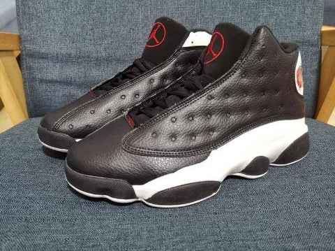 Les  baskets  Air Jordan 13 "Love & Respect" (Black and White) Femme permettent de personnaliser votre style tout en bénéficiant d’un confort supérieur.
