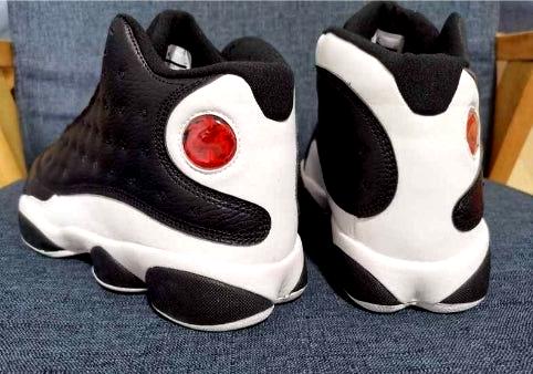 Les  baskets  Air Jordan 13 "Love & Respect" (Black and White) Femme permettent de personnaliser votre style tout en bénéficiant d’un confort supérieur.