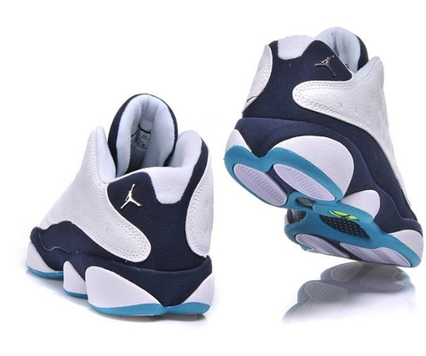 Les  baskets  Air Jordan 13 "Love & Respect" (Black and White) Femme permettent de personnaliser votre style tout en bénéficiant d’un confort supérieur.