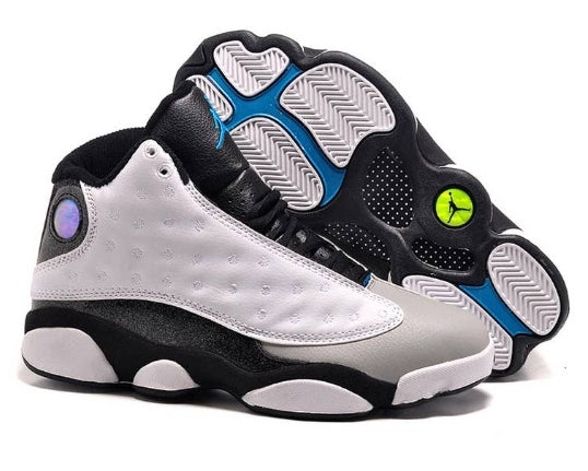 Les  baskets  Air Jordan 13 "Love & Respect" (Black and White) Femme permettent de personnaliser votre style tout en bénéficiant d’un confort supérieur.