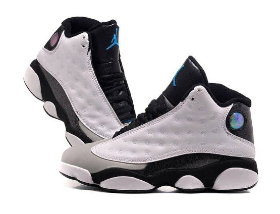 Les  baskets  Air Jordan 13 "Love & Respect" (Black and White) Femme permettent de personnaliser votre style tout en bénéficiant d’un confort supérieur.