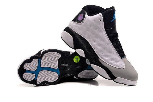 Les  baskets  Air Jordan 13 "Love & Respect" (Black and White) Femme permettent de personnaliser votre style tout en bénéficiant d’un confort supérieur.