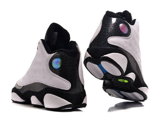 Les  baskets  Air Jordan 13 "Love & Respect" (Black and White) Femme permettent de personnaliser votre style tout en bénéficiant d’un confort supérieur.