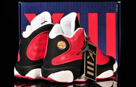 Les  baskets  Air Jordan 13 "Love & Respect" (Black and White) Femme permettent de personnaliser votre style tout en bénéficiant d’un confort supérieur.