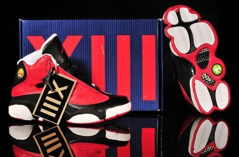 Les  baskets  Air Jordan 13 "Love & Respect" (Black and White) Femme permettent de personnaliser votre style tout en bénéficiant d’un confort supérieur.