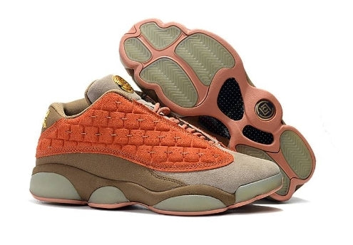 Les  baskets  Air Jordan 13 "Love & Respect" (Black and White) Femme permettent de personnaliser votre style tout en bénéficiant d’un confort supérieur.