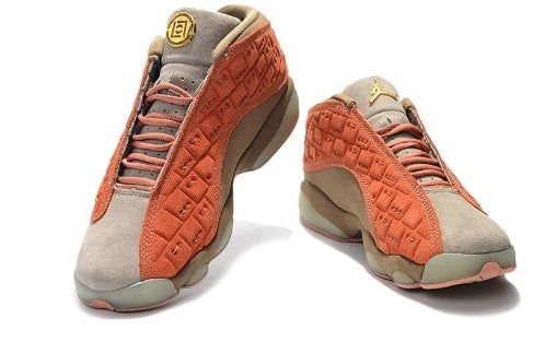 Les  baskets  Air Jordan 13 "Love & Respect" (Black and White) Femme permettent de personnaliser votre style tout en bénéficiant d’un confort supérieur.