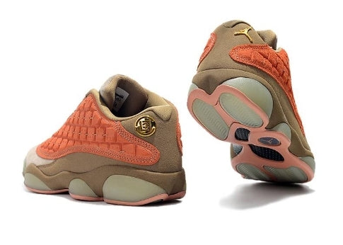 Les  baskets  Air Jordan 13 "Love & Respect" (Black and White) Femme permettent de personnaliser votre style tout en bénéficiant d’un confort supérieur.